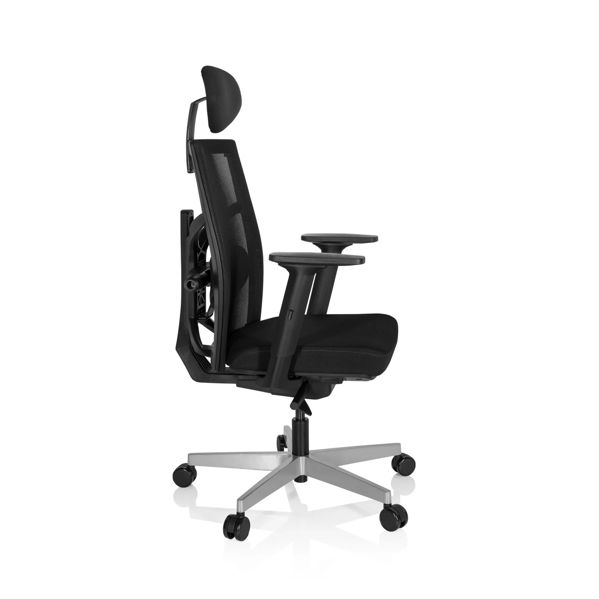 Sedia da ufficio professionale BELLAC nera con schienale in rete, poggiatesta e base a cinque ruote di hjh OFFICE – vista a 360° (profilo laterale 80°)