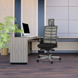 Sedia da ufficio high-end SKARIF in nero-grigio davanti a una scrivania in un ufficio moderno di hjh OFFICE