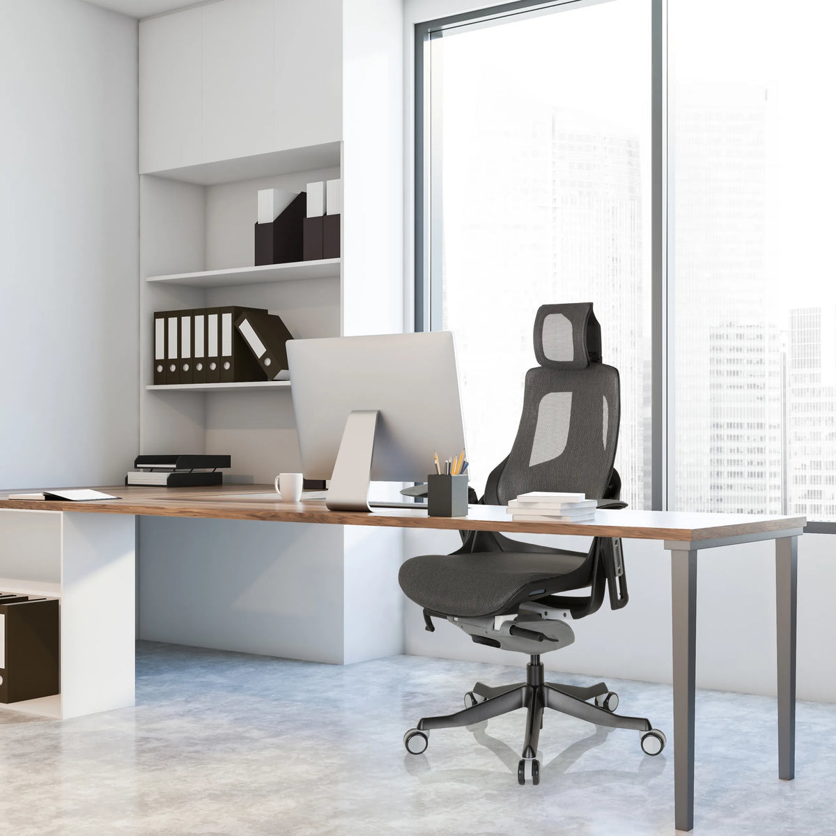 Sedia da ufficio professionale SPEKTRE BLACK con schienale in rete e poggiatesta in grigio e nero a una scrivania di hjh OFFICE