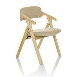 Sedia pieghevole SCANDIO beige con braccioli e struttura in legno di hjh OFFICE – vista a 360° (vista frontale a tre quarti 45°)