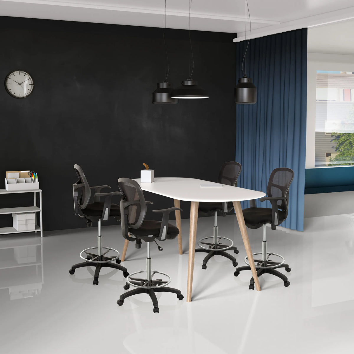 Quattro sedie da banco nere TOP WORK 108 con poggiapiedi a un tavolo ovale bianco di hjh OFFICE
