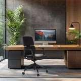 Sedia da ufficio professionale ATMOS DESIGNER nera con braccioli e rotelle a una scrivania di hjh OFFICE