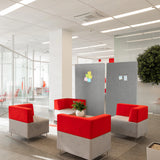 Pareti divisorie FLEXMIUT STAND grigio chiaro in un ufficio open space con area salottino di hjh OFFICE