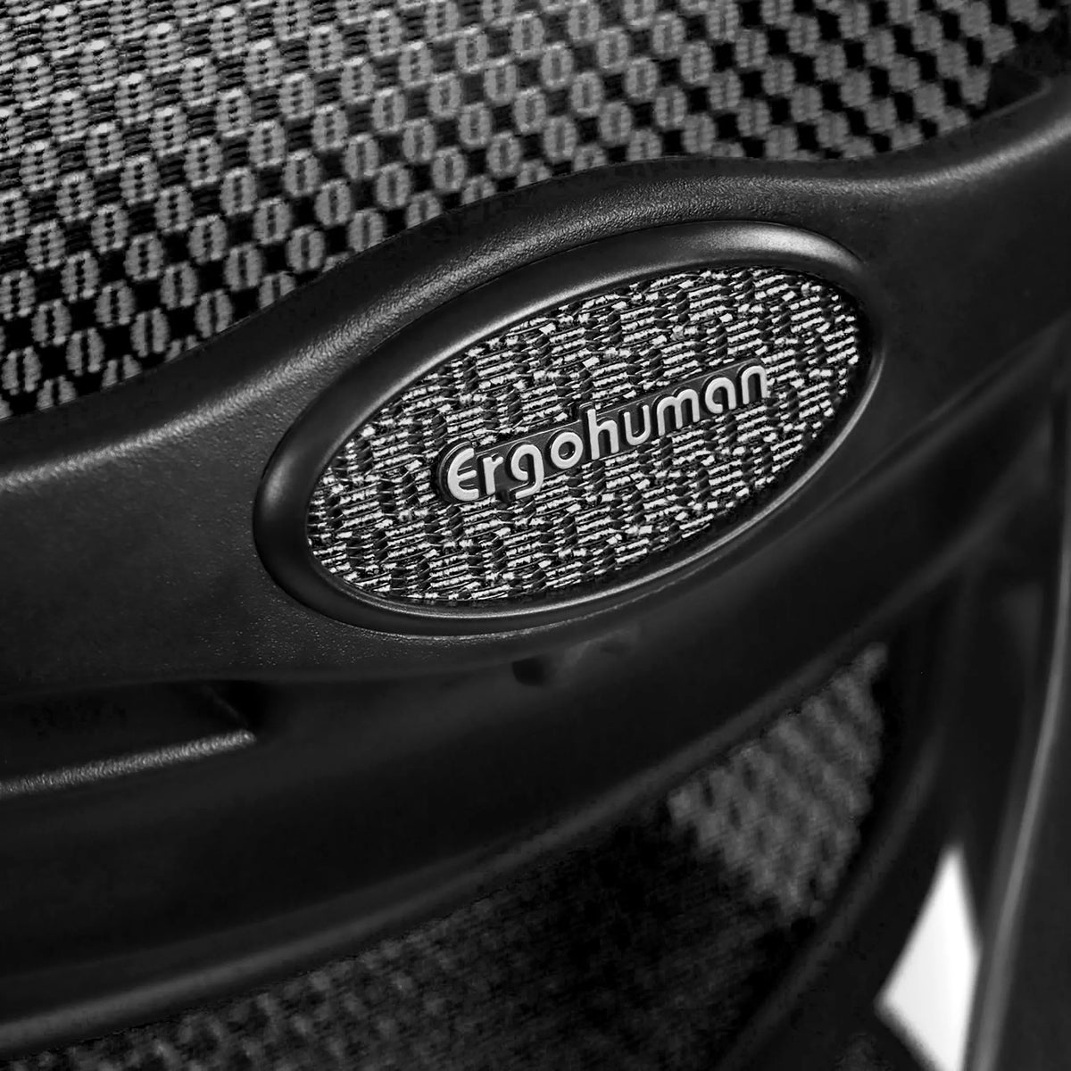 Targa con logo sulla rete nera della poltrona di lusso ERGOHUMAN GEN2 di hjh OFFICE