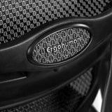 Targa con logo sulla rete nera della poltrona di lusso ERGOHUMAN GEN2 di hjh OFFICE
