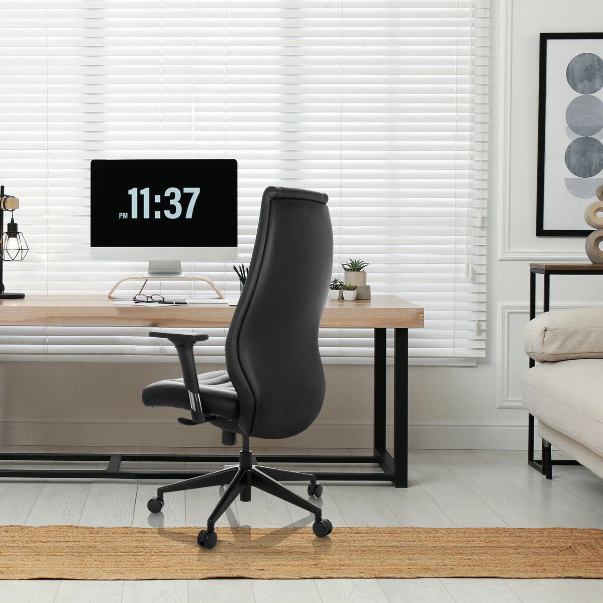 Poltrona professionale VITORO B nera in un ambiente di home office a una scrivania di hjh OFFICE