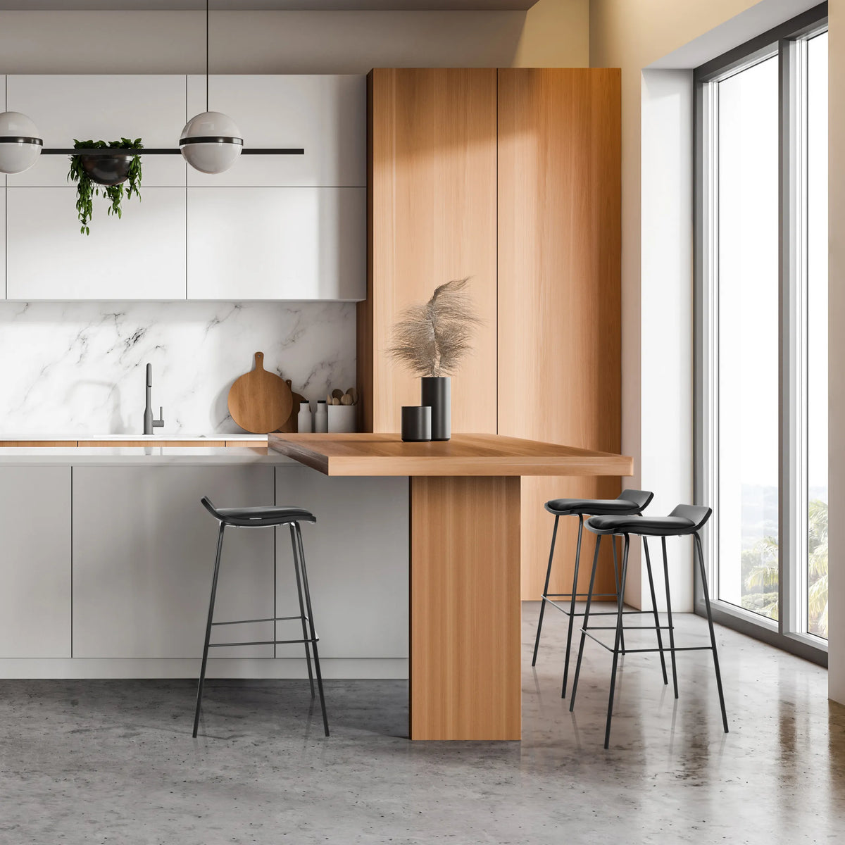 Tre sgabelli da bar LONSO 10 neri a un bancone da cucina in legno in una cucina moderna di hjh OFFICE