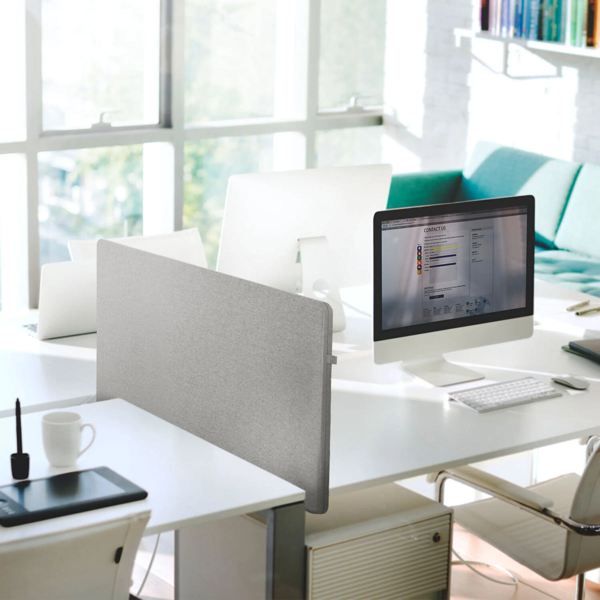 Divisorio per scrivania FLEXMIUT D 120 grigio chiaro melange con larghezza di 120 cm su una scrivania bianca di hjh OFFICE
