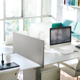 Divisorio per scrivania FLEXMIUT D 120 grigio chiaro melange con larghezza di 120 cm su una scrivania bianca di hjh OFFICE