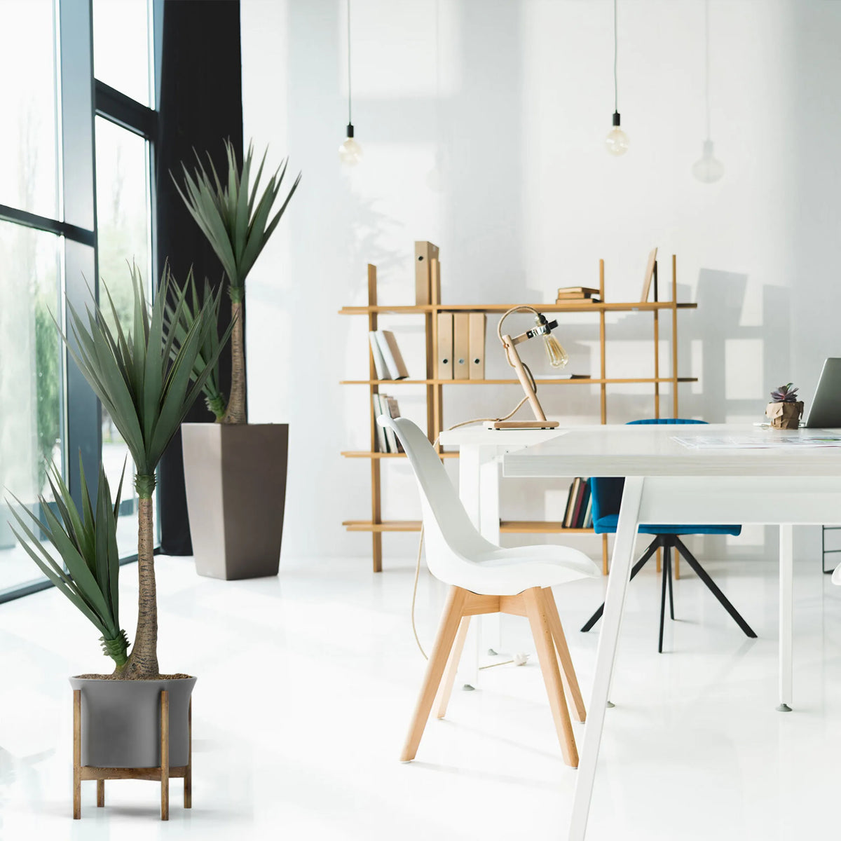 Piante artificiali YUCCA in colore verde con vaso grigio e supporto in legno di hjh OFFICE