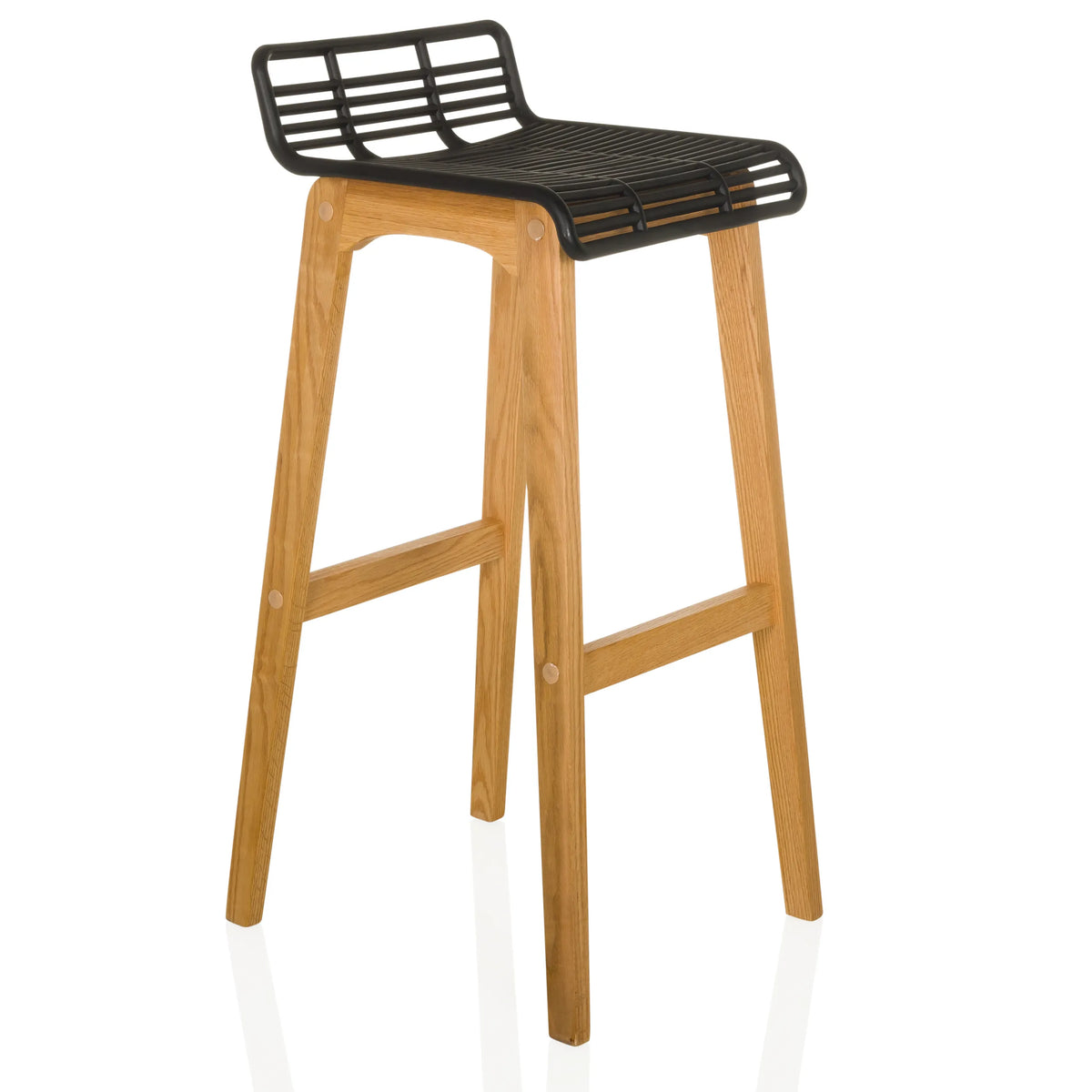 Sgabello da bar LONSO W con scocca della seduta nera e struttura in legno di rovere di hjh OFFICE – vista a 360° (vista frontale a tre quarti 45°)