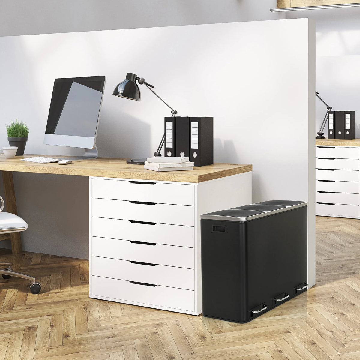 Cestini nero Clean 9 con due scomparti accanto a una scrivania di hjh OFFICE