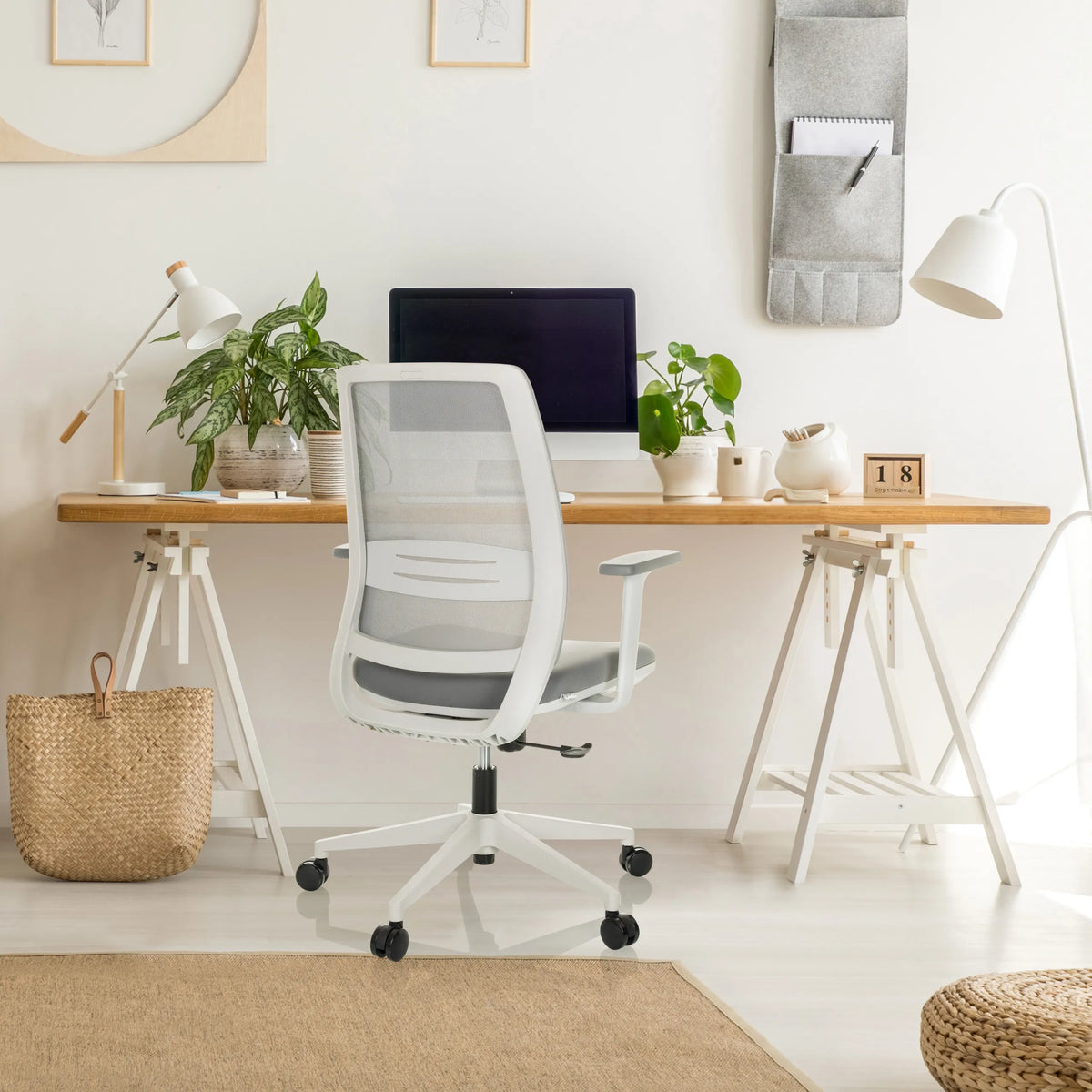 Sedia Home Office PROFONDO ECO W grigia con schienale in rete e braccioli bianchi di hjh OFFICE