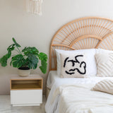 Tavolino bianco MELMO con vano aperto effetto rovere accanto a un letto di hjh LIVING