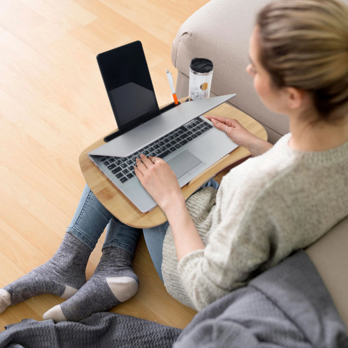 Supporto per laptop COMFILAP I in legno marrone di hjh OFFICE con un laptop in uso