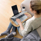 Supporto per laptop COMFILAP I in legno marrone di hjh OFFICE con un laptop in uso