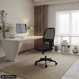 Sedia da ufficio professionale Minoro B nera con schienale in rete in un ufficio domestico luminoso di hjh OFFICE (immagine generata dall’IA)