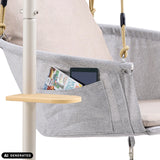 Tasca laterale con tablet e rivista sulla sedia sospesa Skylo incluso un piccolo tavolino di hjh LIVING (immagine generata dall’IA)