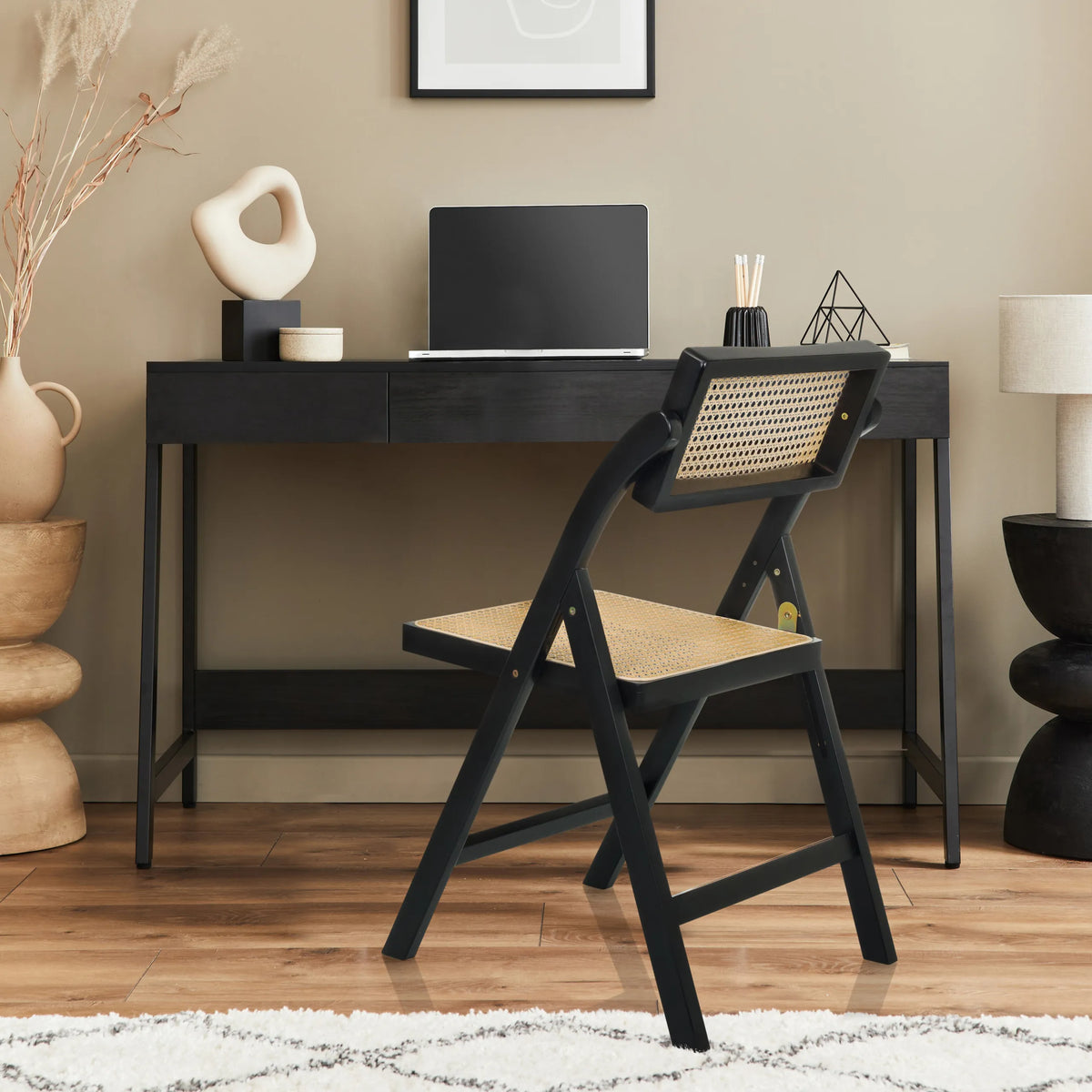 Sedia pieghevole TUDELA BAMBOO in nero con seduta e schienale in paglia di Vienna marrone di hjh LIVING