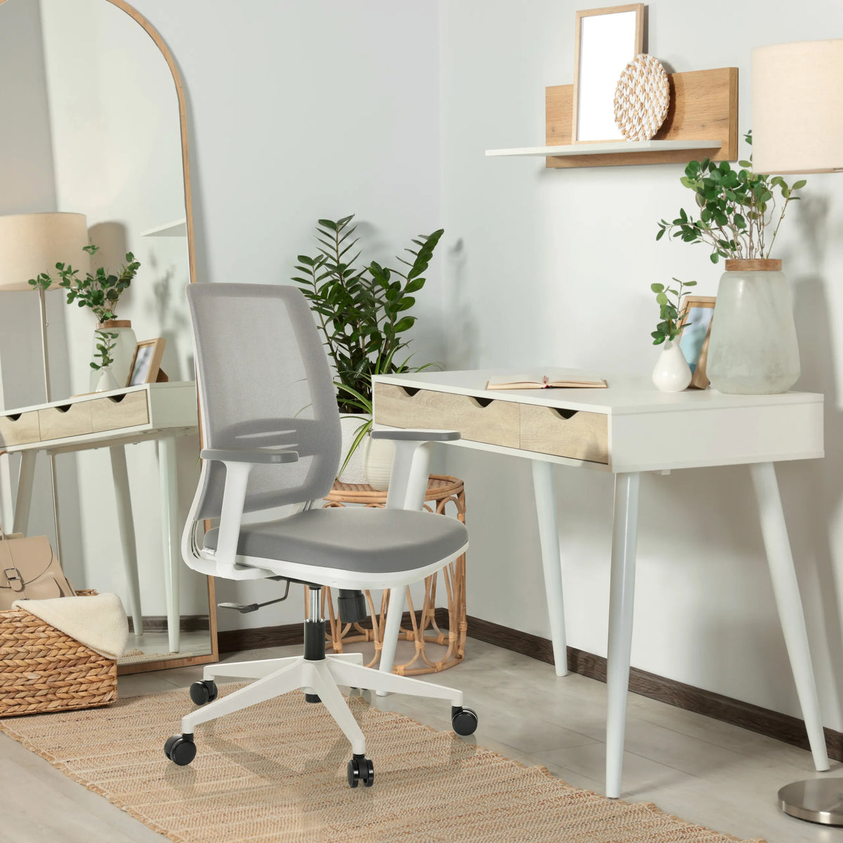 Sedia Home Office PROFONDO ECO W grigia con braccioli e rotelle in una stanza luminosa di hjh OFFICE