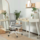 Sedia Home Office PROFONDO ECO W grigia con braccioli e rotelle in una stanza luminosa di hjh OFFICE