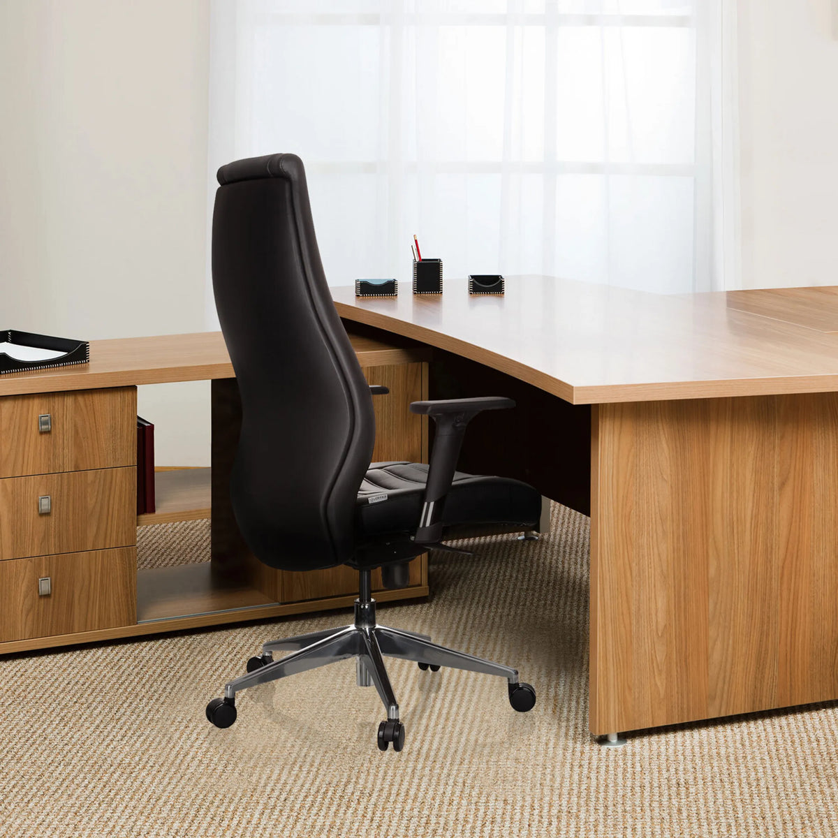 Poltrona professionale VITORO nera con braccioli e base a stella a una scrivania di hjh OFFICE