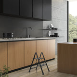 Scala richiudibile nera SOLID W5 con due gradini in una cucina di hjh OFFICE