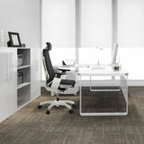 Sedia da ufficio high-end GENIDIA PRO WHITE nera in pelle a una scrivania bianca in un ufficio di hjh OFFICE