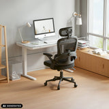 Sedia da ufficio professionale MC102C-M101 nera con schienale in rete in un ufficio domestico luminoso di Sihoo (immagine generata dall’IA)