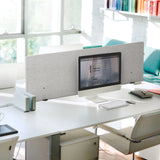 Divisorio per scrivania FLEXMIUT D 160 grigio chiaro mélange con una larghezza di 160 cm su una scrivania bianca di hjh OFFICE