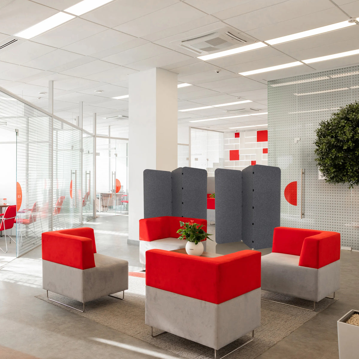 Pareti divisorie grigie FLEXMIUT EL come separatori di ambienti in un ufficio moderno di hjh OFFICE