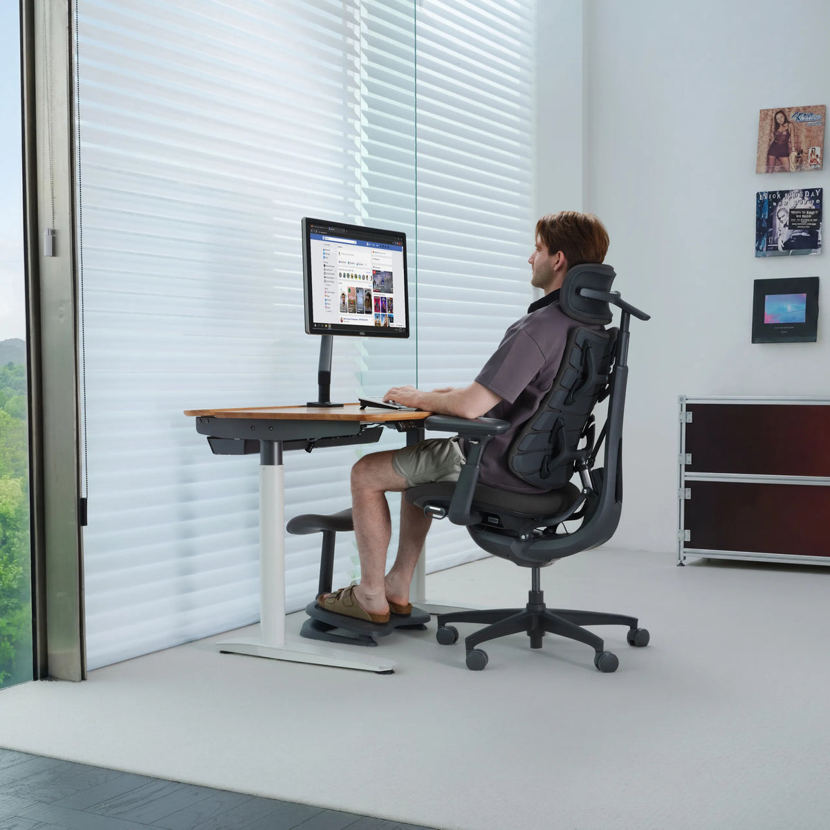 High-end Sedia da ufficio LiberNovo Omni Gen in grigio scuro con poggiatesta e braccioli di Libernovo