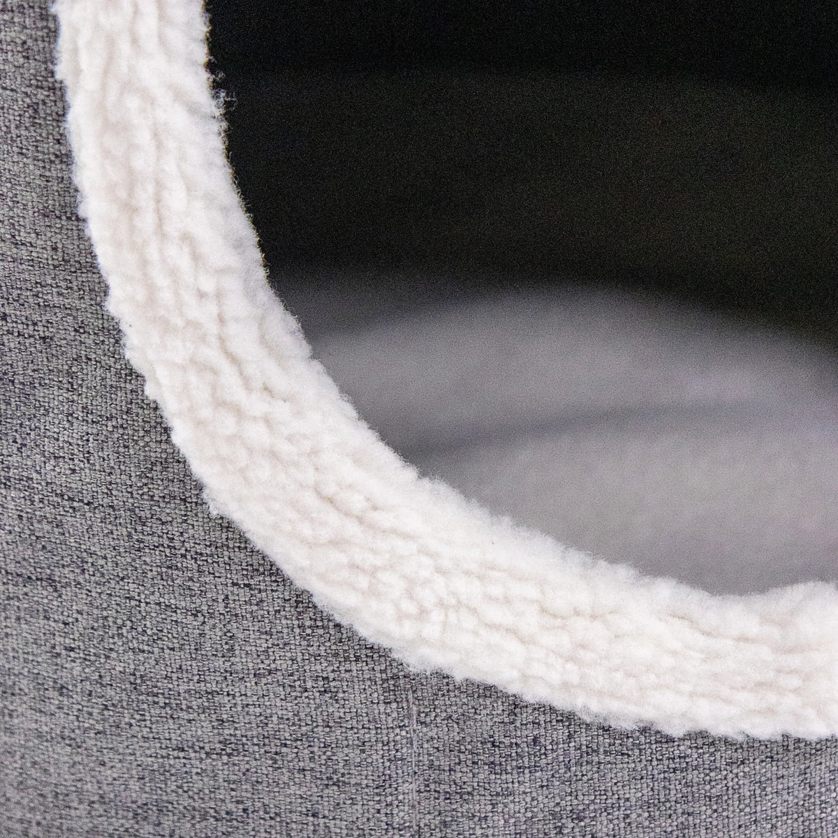 Rivestimento in tessuto grigio e bordo in peluche bianco e morbido della cuccia chiusa per gatto PAWY R di hjh LIVING