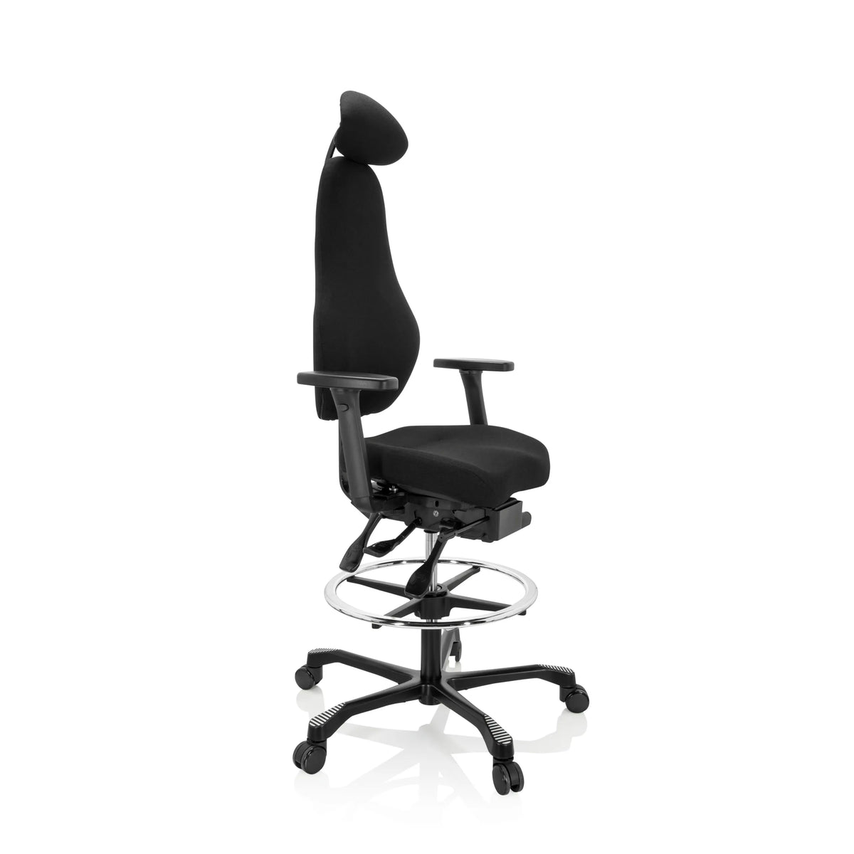 Sedia da banco RESISTIO WORK nera con poggiatesta, anello poggiapiedi e base a cinque ruote di hjh OFFICE – vista a 360° (vista frontale a tre quarti 60°)