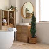 Piante artificiali verdi CEDRUS in un cesto intrecciato accanto a un mobile bagno di hjh OFFICE