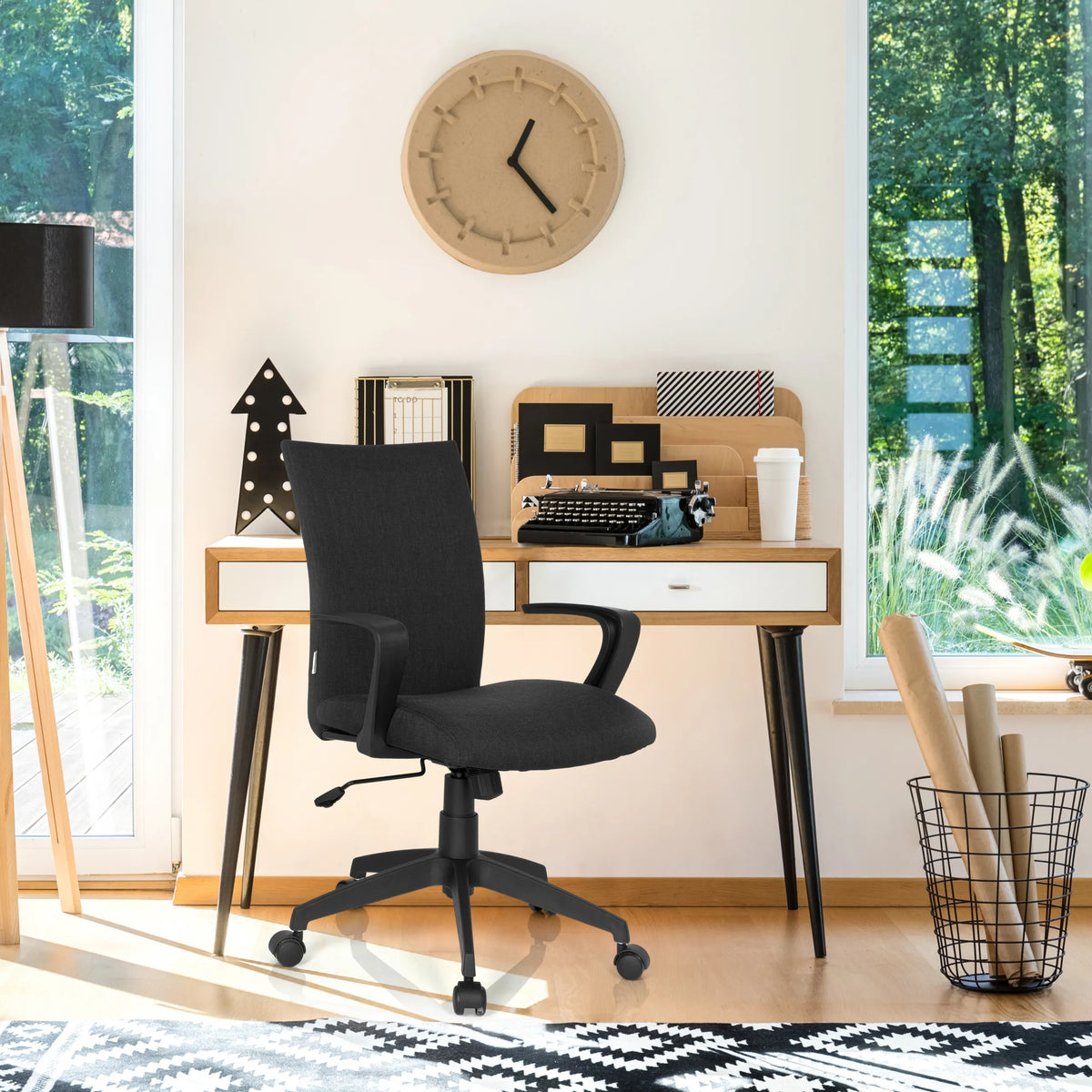 Sedia Home Office SOFT nera con braccioli e ruote davanti a una scrivania di hjh OFFICE