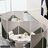 Pareti divisorie Flexmiut Wave grigie per la protezione visiva e acustica con motivo geometrico di hjh OFFICE (immagine generata dall’IA)