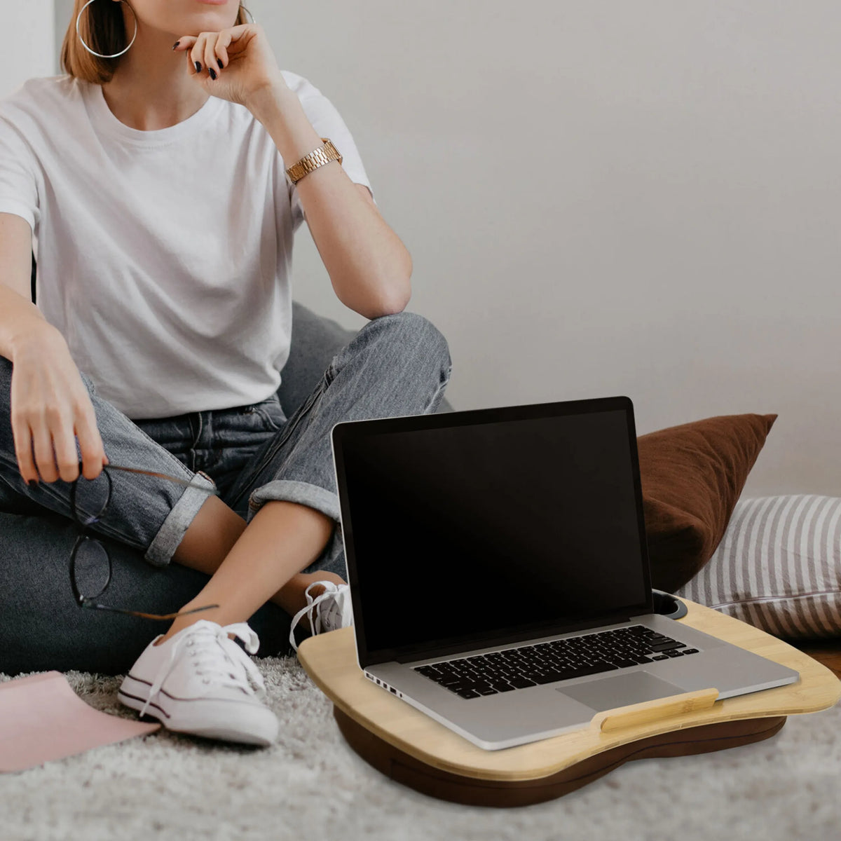 Supporto per laptop COMFILAP I in legno marrone con un laptop di hjh OFFICE posizionato sopra
