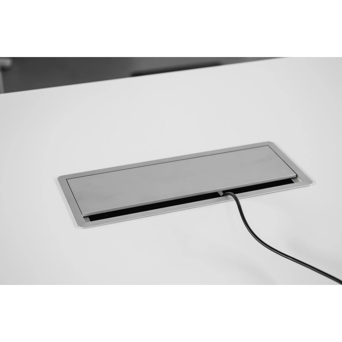 Silberne Kabelklappe des Zubehörs ELKL 31 mit herausgeführtem Kabel von hjh OFFICE PRO