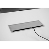 Silberne Kabelklappe des Zubehörs ELKL 31 mit herausgeführtem Kabel von hjh OFFICE PRO