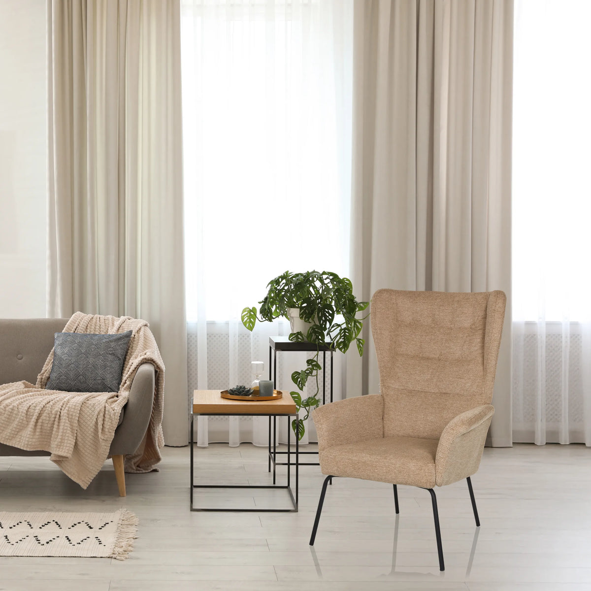 Poltrona imbottita beige HAVENIO con schienale alto e gambe in metallo nero di hjh LIVING