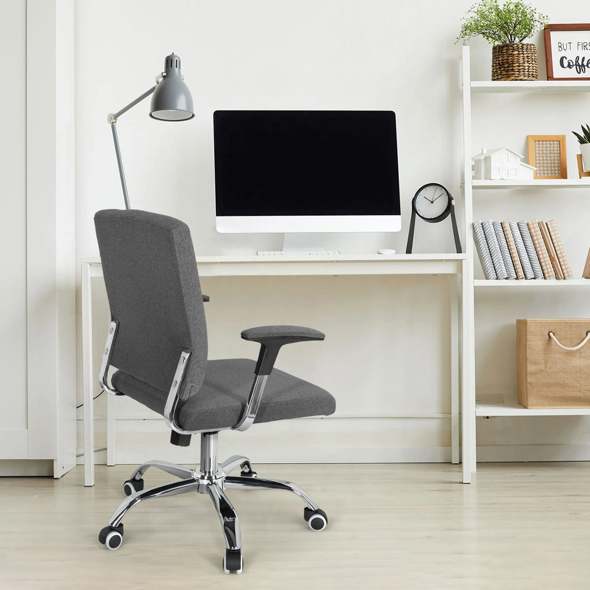Poltrona Home Office CHARLES I in grigio scuro con base cromata e braccioli davanti a una scrivania di hjh OFFICE