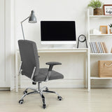 Poltrona Home Office CHARLES I in grigio scuro con base cromata e braccioli davanti a una scrivania di hjh OFFICE