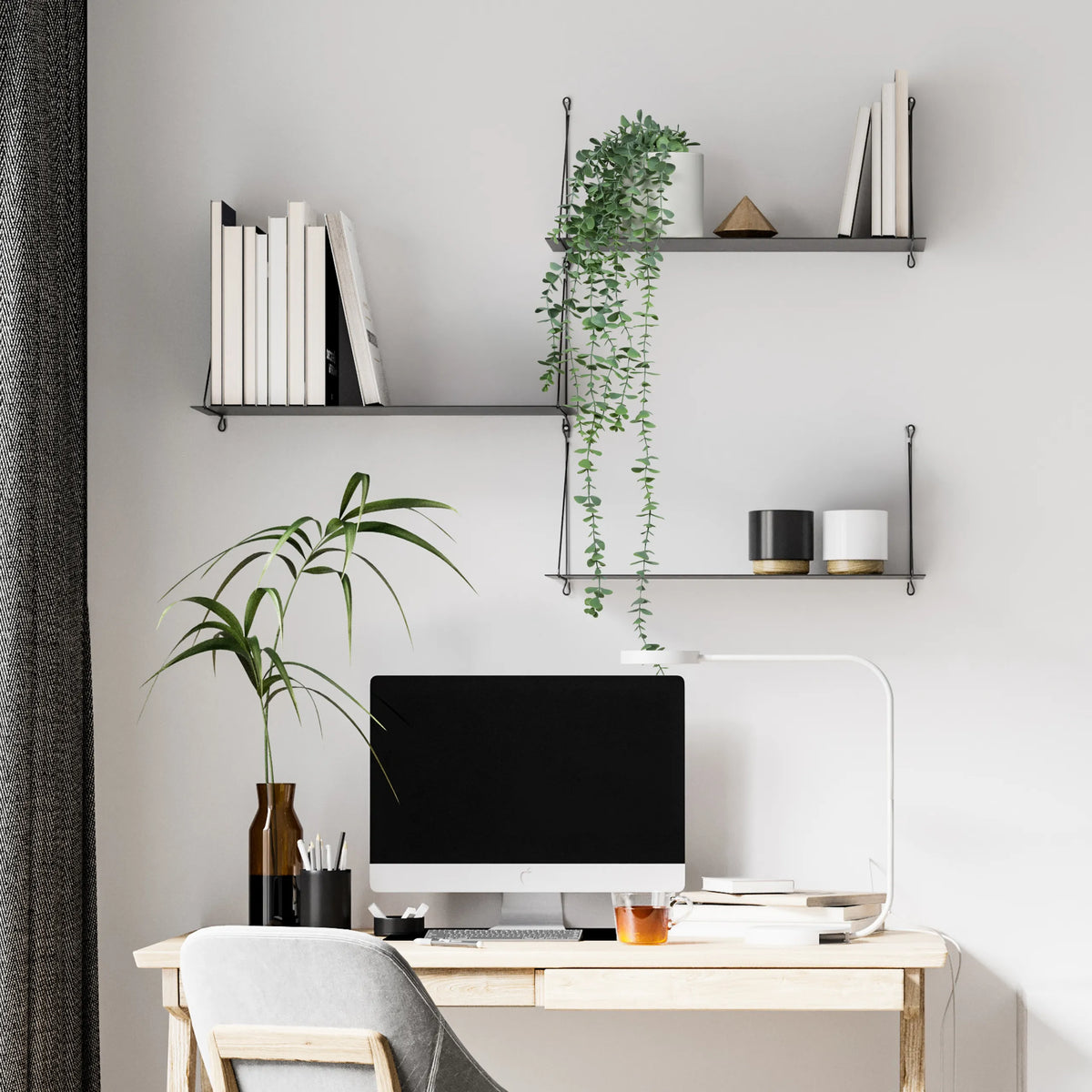 Piante artificiali verdi EUCALYPTUS CLIMB in un vaso marrone su una scrivania di hjh OFFICE