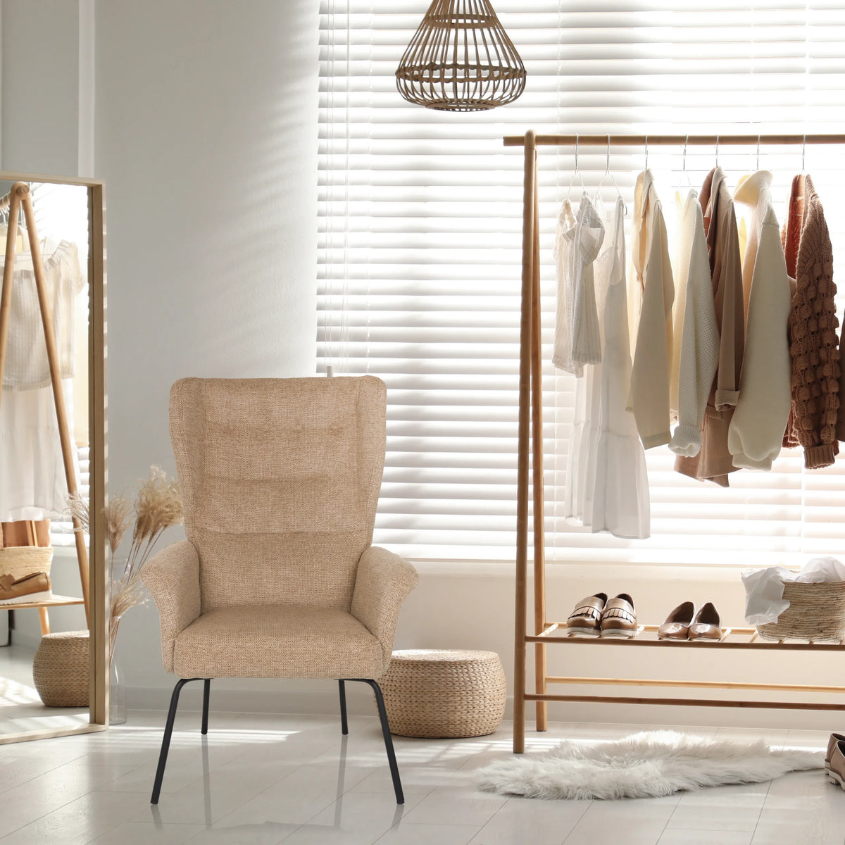 Poltrona imbottita beige HAVENIO con quattro gambe in metallo nero di hjh LIVING