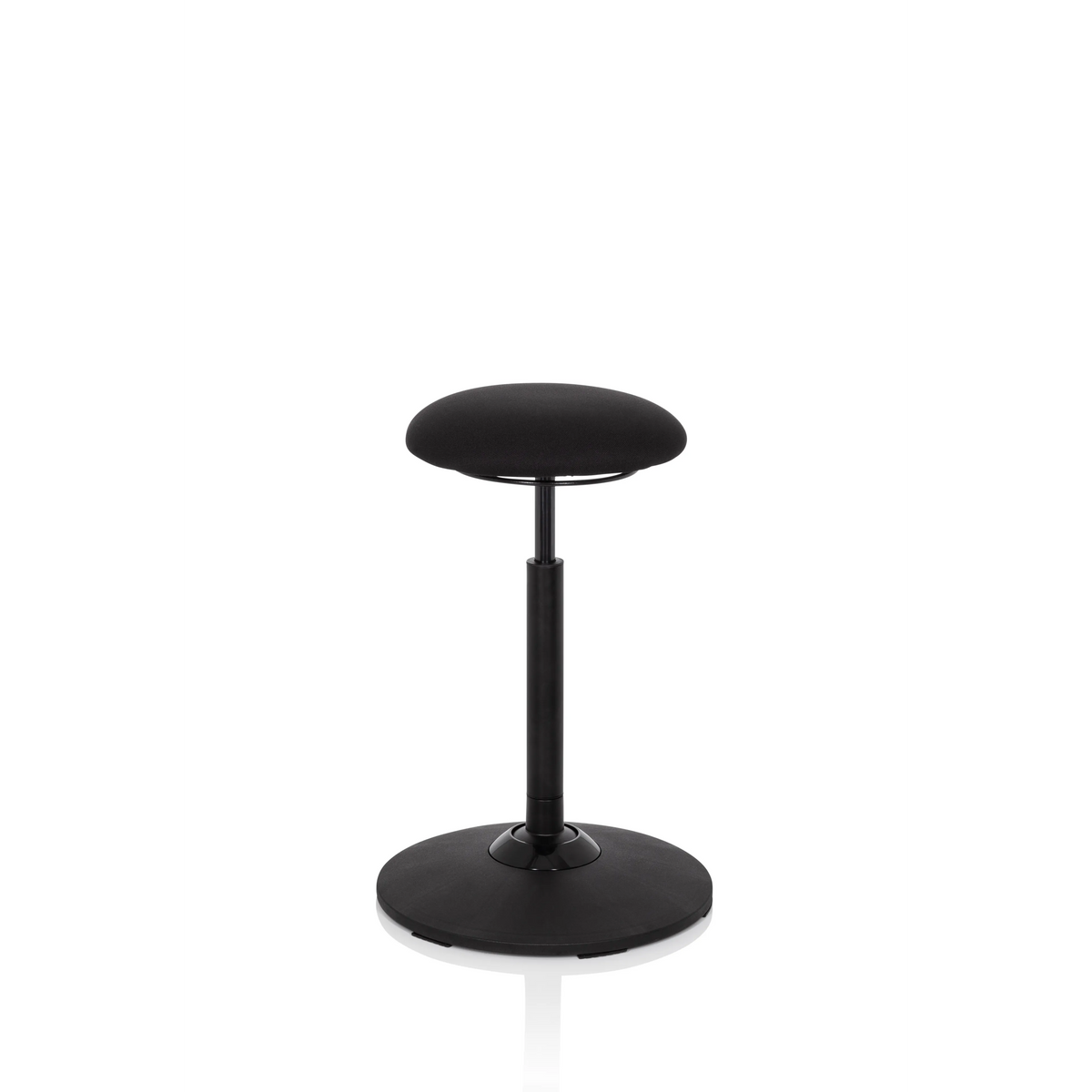 Schwarze Stehhilfe BALANCE SIT mit rundem Sitzpolster und kreisförmigem Standfuß von hjh OFFICE – 360-Grad-Ansicht (Frontansicht 20°)