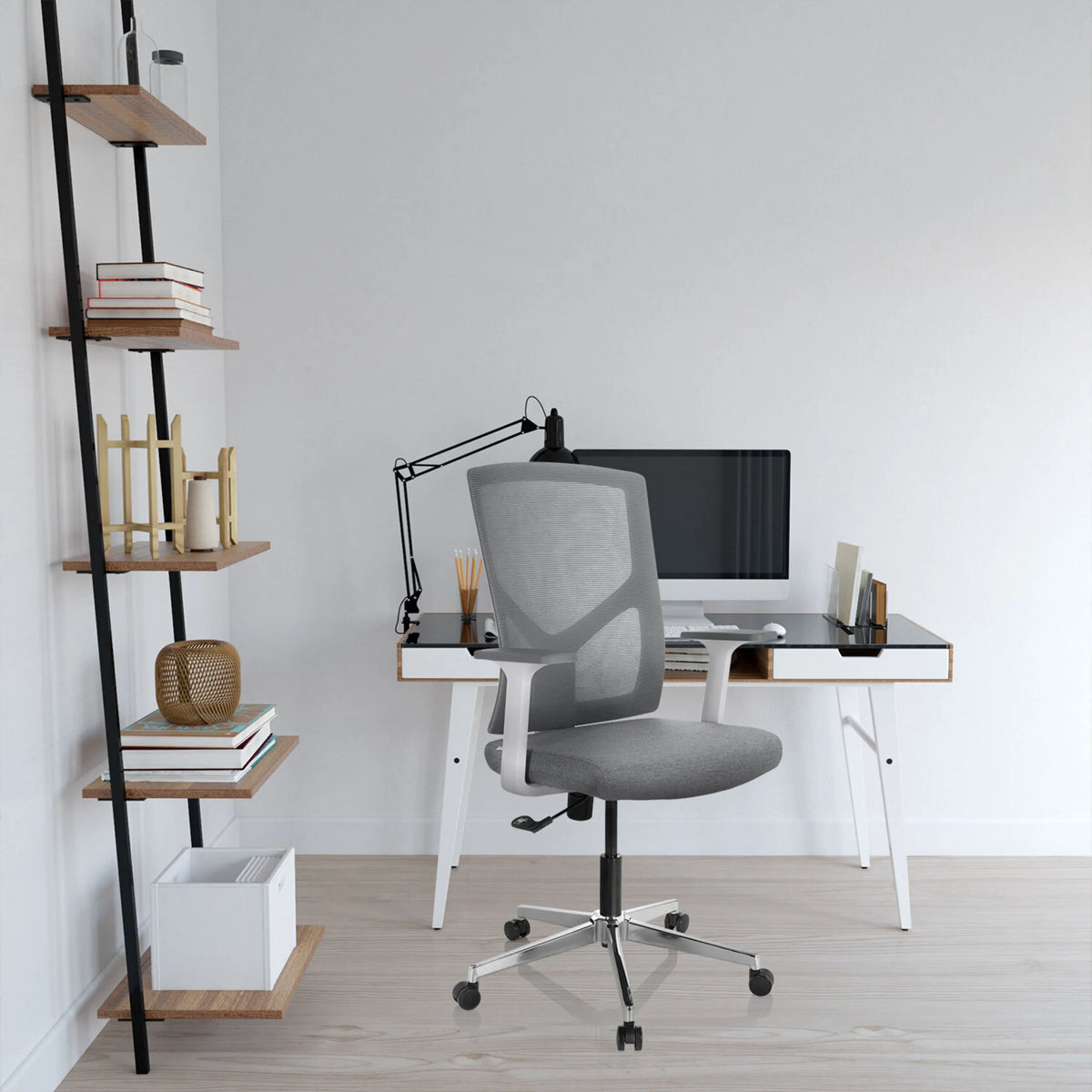 Sedia Home Office BRETON BASE W grigia con schienale in rete e braccioli di hjh OFFICE