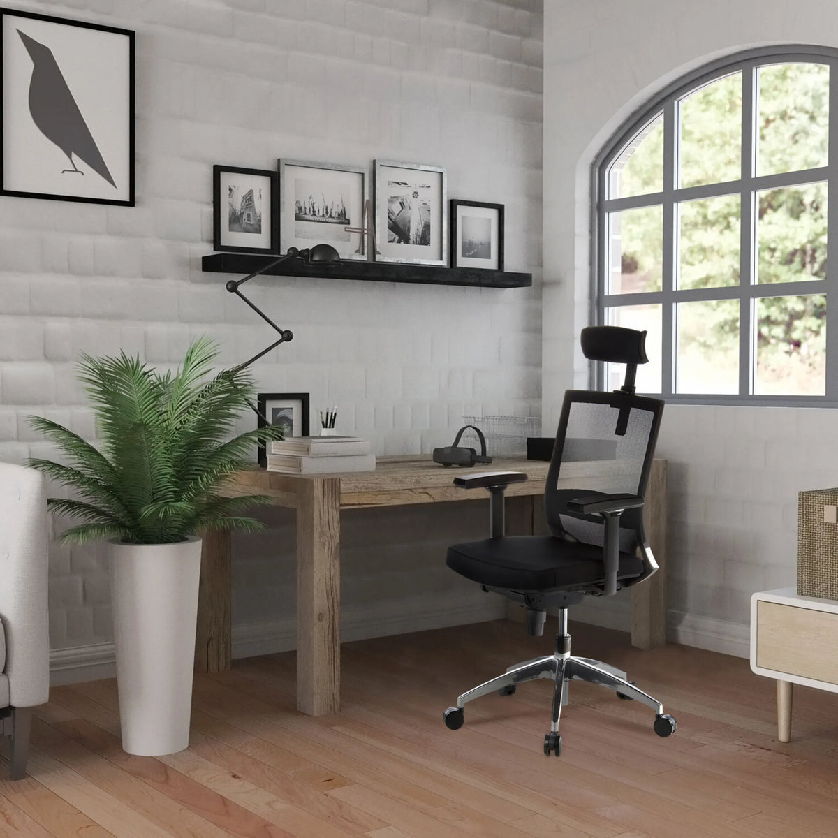 Sedia da ufficio professionale PORTO MAX nera con schienale in rete e poggiatesta a un tavolo in legno di hjh OFFICE