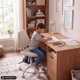 Sedia girevole per bambini Lumikid beige a una scrivania di hjh OFFICE (immagine generata dall’IA)
