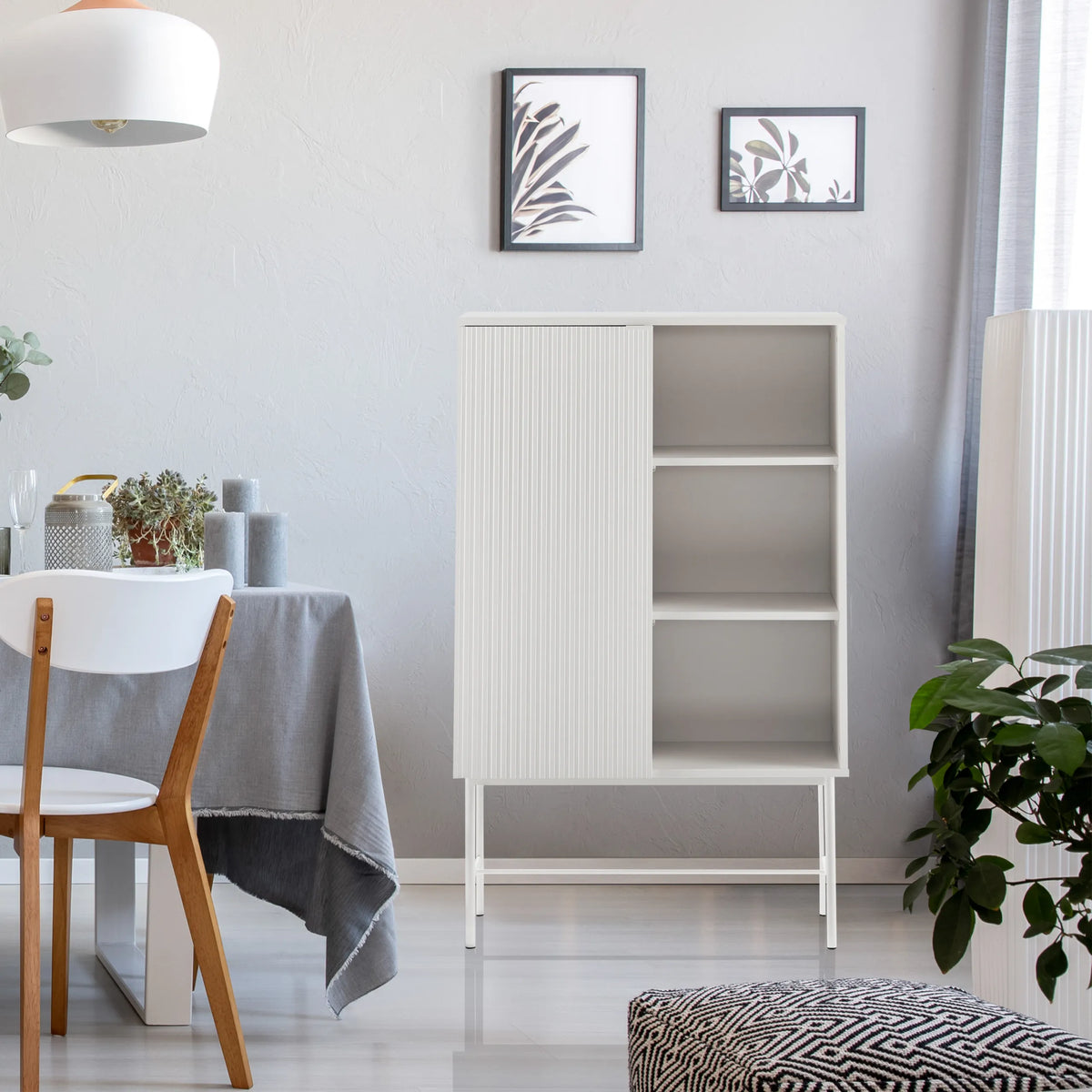 Scaffale grigio SIO con una porta scorrevole scanalata e vani a giorno di hjh LIVING